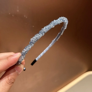 Detail eines hellblauen Perlenstirnbands mit handgeflochtenem Kristall-Twist-Design