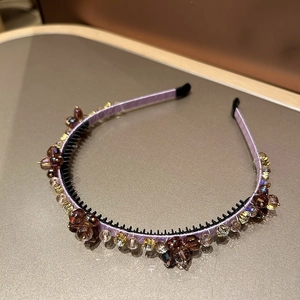 Détail de serre-tête en tissu lavande avec perles de cristal ambrées et peigne interne