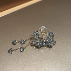 Detailansicht kleiner blau Kristall-Haarklammer mit hängenden goldenen Ketten