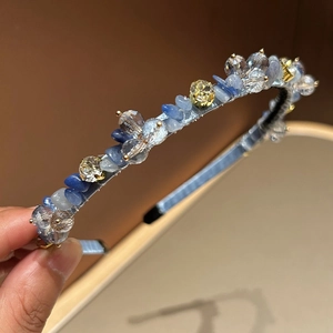 Cerchietto elegante con cristalli blu e strass luccicanti avvolto in tessuto azzurro