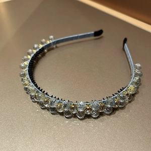 Nahaufnahme des Luxus Kristall Stirnband mit Champagner Strass und rutschfester Innenseite