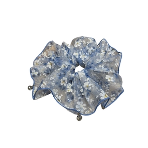 Chouchou floral bleu en organza bouffant avec breloques argentées et cristaux