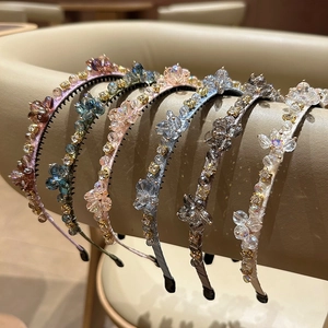 Détail de serre-têtes en cristal de six couleurs avec fleurs perlées et peigne interne
