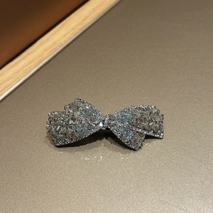 Détails macro des strass colorés sur une barrette nœud papillon avec base en alliage