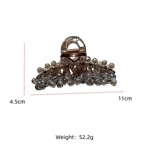 Vue détaillée de la pince à cheveux en cristal marron avec dimensions 11cm sur 4.5cm