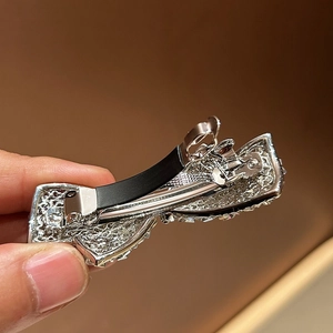Barrette à cheveux élégante en forme de nœud argenté avec strass brillants