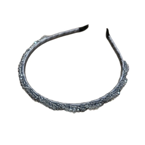 Handgefertigter hellblauer Haarreif mit Kristallen und elegant geflochtener Satin-Textur