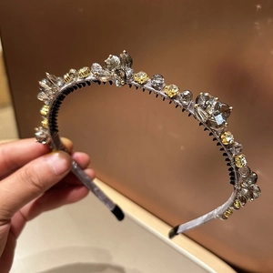 Vue détaillée du serre-tête en tissu gris avec perles de cristal et dents antidérapantes