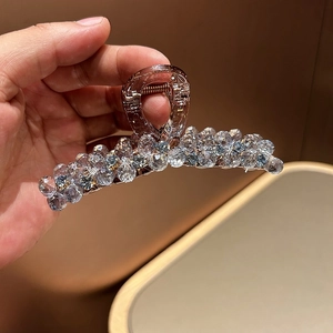 Détail de la pince à cheveux en cristal avec des strass étincelants et ressort en métal
