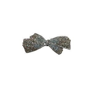 Barrette à cheveux avec nœud en strass de cristal étincelant et finition argentée de luxe