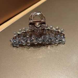 Vue détaillée de la pince à cheveux en cristal de luxe avec base marron et strass étincelants