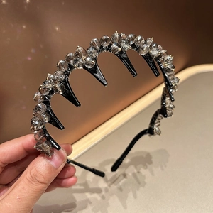 Serre-tête noir élégant avec pinces intégrées et décoration en perles de cristal facettées