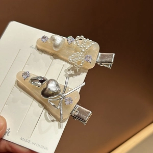 Gros plan de barrettes en résine abricot avec perles et strass en forme de cœur