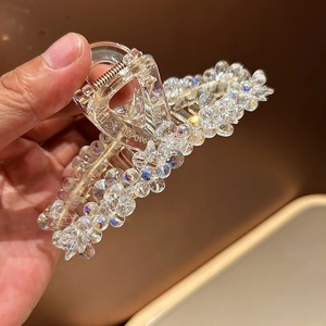 Détail des perles en cristal sur pince à cheveux avec ressort en métal doré