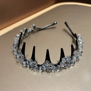 Détail d'un serre-tête de luxe avec des perles de cristal sur une base noire