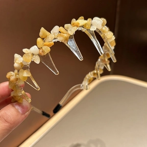 Close-up of anti-slip resin headband with amber stones and teeth for secure grip