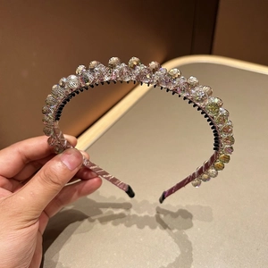 Detail of double-layered crystal headband featuring champagne multi-faceted beads and non-slip teeth