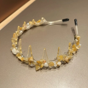 Detail of non-slip headband with natural yellow stones and comfortable black tips