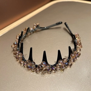Détail d'un serre-tête avec perles en cristal champagne et dents antidérapantes