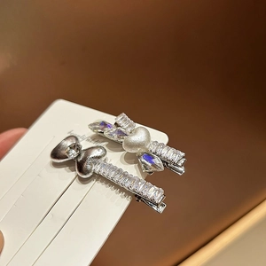 Dettaglio macro di eleganti fermagli per capelli con farfalla di cristallo e strass