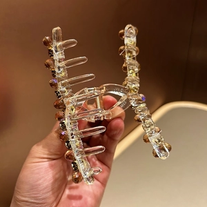 Grande pince à cheveux élégante avec perles d'ambre et finition en résine transparente