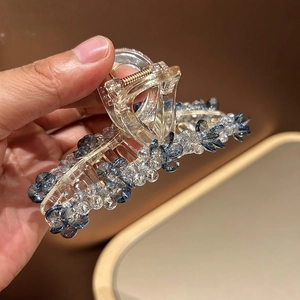 Détail de la pince à cheveux avec perles de cristal bleu et gemmes facettées