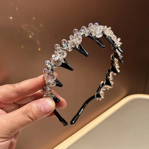 Close-up of elegant crystal headband featuring non-slip teeth and sparkling beads