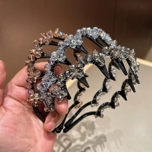 Vue détaillée des perles de cristal facettées sur un serre-tête en zigzag antidérapant
