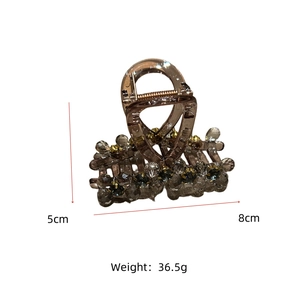 Gray crystal claw clip dimensions: 8cm width by 5cm height, weighing 36.5 grams