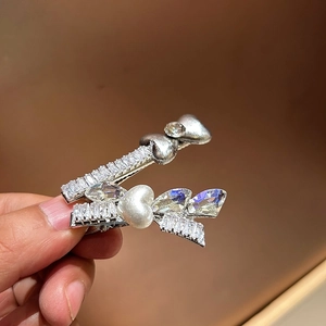 Set di fermagli per capelli con perle strass fiocco d'argento e cuori per donne