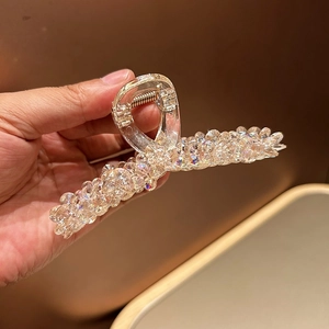 Gros plan d'une grande pince à cheveux luxueuse ornée de cristaux scintillants