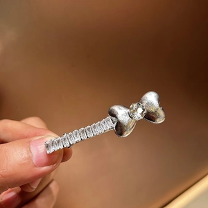 Elegante fermaglio per capelli argento con zirconi quadrati e un fiocco in metallo opaco