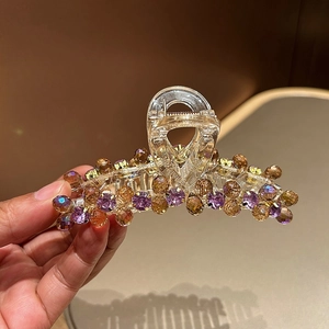 Détail du grand pince à cheveux avec perles en cristal violettes et dorées