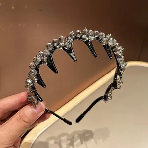 Détail d'un serre-tête noir avec perles grises et petites pinces pour la coiffure