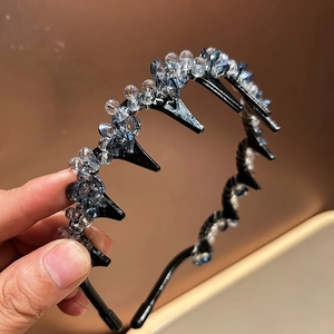 Elegant crystal beaded headband with non-slip teeth for high-volume hair styling