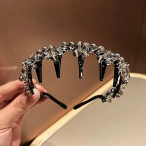 Détail d'un serre-tête coréen avec cristaux gris et petites pinces à cheveux