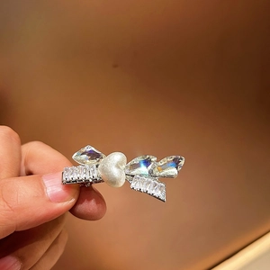Fermaglio per capelli in cristallo con perla a cuore e base in metallo argento da donna