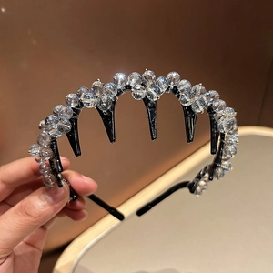 Détail d'un serre-tête noir à cristaux avec pinces pour coiffures tressées