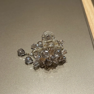 Detailaufnahme der Mini-Haarklammer aus Metall mit Rauchkristallperlen und Tropfenanhänger