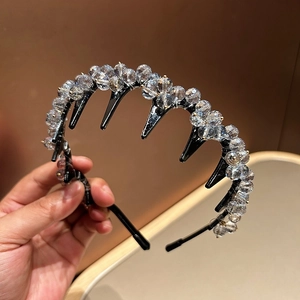 Détail d'un serre-tête noir antidérapant orné de perles de cristal étincelantes