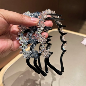 Elegant crystal flower headband with non-slip teeth comb for voluminous hair styling