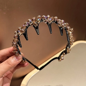 Détail des perles en cristal ambré sur le serre-tête noir antidérapant à dents