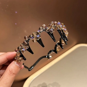 Détail du serre-tête en cristal ambré avec dents de peigne pour une coiffure élégante