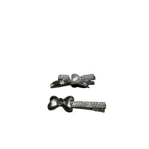 Set di fermagli per capelli a fiocco argentati con strass lucidi e perle bianche