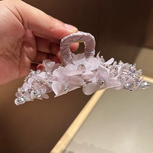 Pince à cheveux fleur améthyste élégante avec pétales en soie et perles de cristal