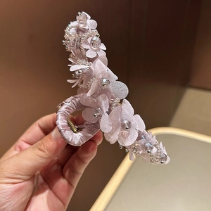 Pince à cheveux élégante avec fleurs en organza violet et perles de cristal