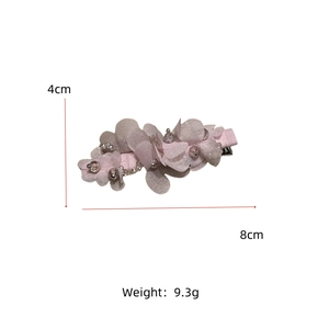 Détail de la pince à cheveux fleur rose avec perles et pétales en résille, taille 8x4cm