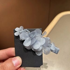 Barrette à cheveux florale en maille élégante avec pétales en organza bleu clair et perles