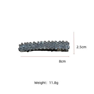 Détail d'une barrette en cristal bleu de 8cm avec étiquettes de dimensions et de poids