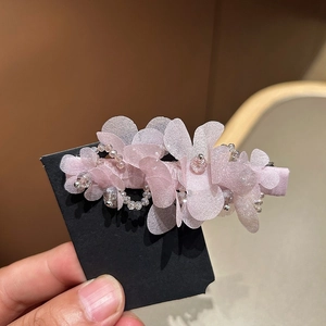 Pince à cheveux fleur en maille rose élégante avec perles en cristal sur carte